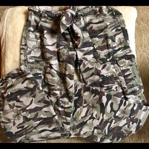 No Boundaries jr. camo pants.